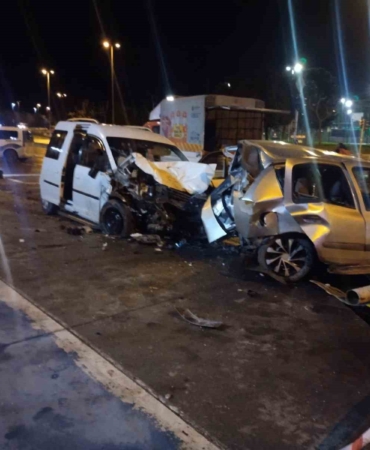 Kartal’da sahil yolunda hafif ticari araç park halindeki otomobile çarptı: 4 yaralı