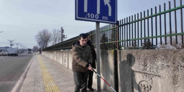 Görme engellilerin şehirdeki zorlu mücadelesi saniye saniye görüntülendi