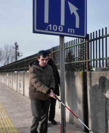 Görme engellilerin şehirdeki zorlu mücadelesi saniye saniye görüntülendi