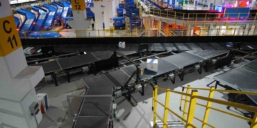 Saatte 25 bin kargo, insan eli değmeden bir araçtan diğerine yükleniyor