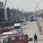 Polis kovalamacasında film gibi anlar: Şüpheli araç kamyon şoförünün hamlesiyle durduruldu