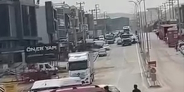 Polis kovalamacasında film gibi anlar: Şüpheli araç kamyon şoförünün hamlesiyle durduruldu