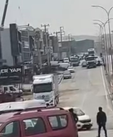 Polis kovalamacasında film gibi anlar: Şüpheli araç kamyon şoförünün hamlesiyle durduruldu