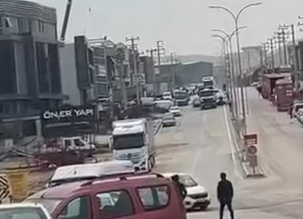 Polis kovalamacasında film gibi anlar: Şüpheli araç kamyon şoförünün hamlesiyle durduruldu