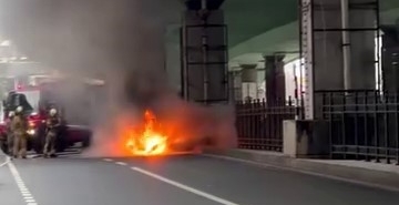 Şişli’de seyir halindeki otomobil alev alev yandı