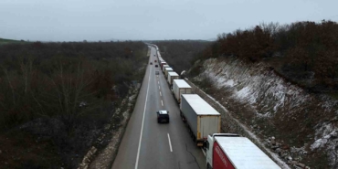 Edirne’de dondurucu soğukta kilometrelerce tır kuyruğu