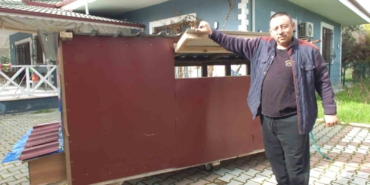 Balıkesir’de bir bakkal gezen tavuk kümesi yaptı