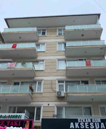 Küçükçekmece’de istinat duvarı çöktü: 6 katlı bina tahliye edildi