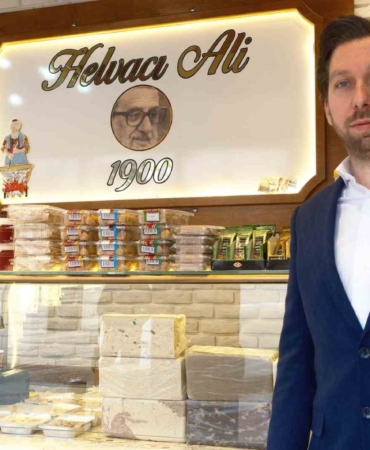 Dondurmalı irmik helvası iftarda hafif tatlı isteyenlerin tercihi olacak