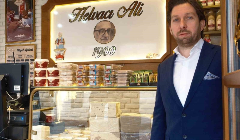 Dondurmalı irmik helvası iftarda hafif tatlı isteyenlerin tercihi olacak