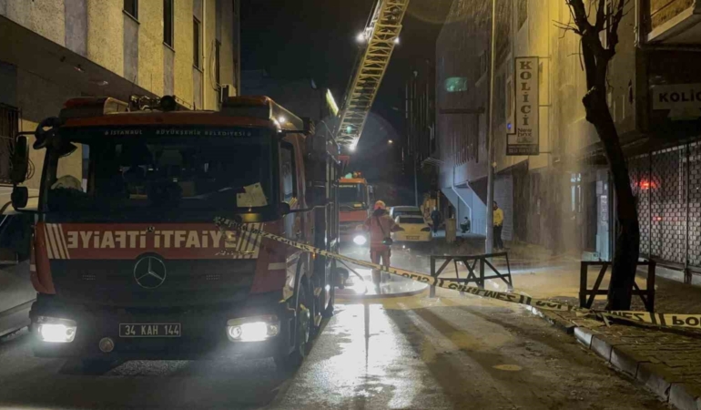 Bağcılar’da 4. kattaki iş yerinde yangın çıktı