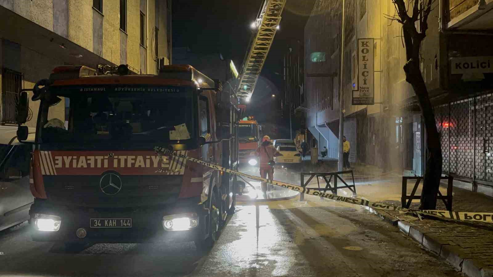 Bağcılar’da 4. kattaki iş yerinde yangın çıktı