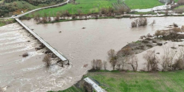 Sel suları ile ikiye ayrılan Yıldız Köprüsü dron ile görüntülendi