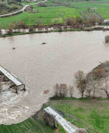 Sel suları ile ikiye ayrılan Yıldız Köprüsü dron ile görüntülendi