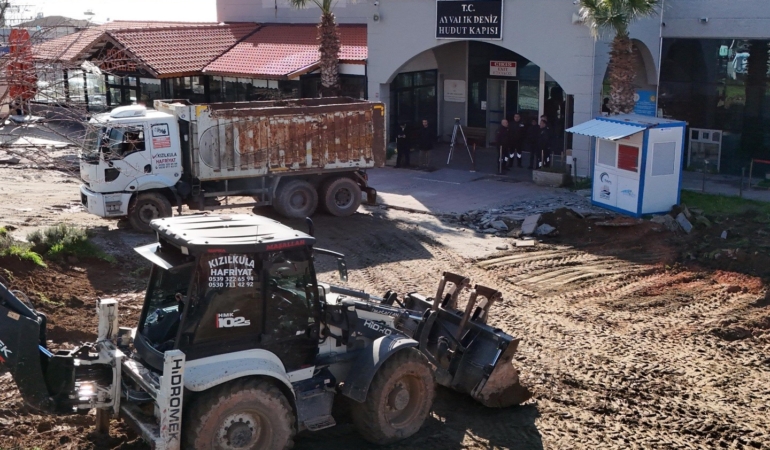 Ayvalık Deniz Hudut Kapısı önünde meydan düzenlemesi başlatıldı