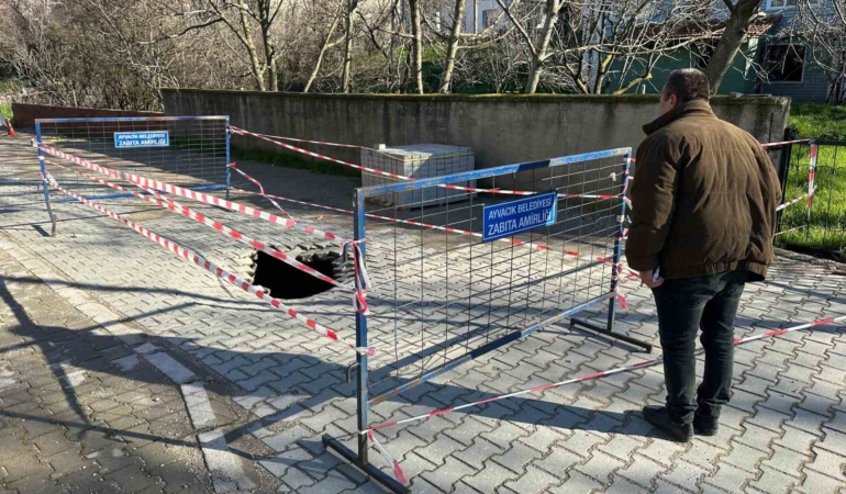 Ayvacık’ta yol çöktü