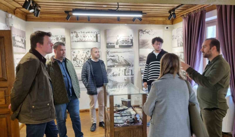 Ayvalık Alan Başkanlığı ekibinden Burhaniye Kent Arşivi’ne ziyaret