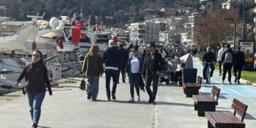 İstanbul’da güneşli havayı fırsat bilenler Bebek sahiline akın etti