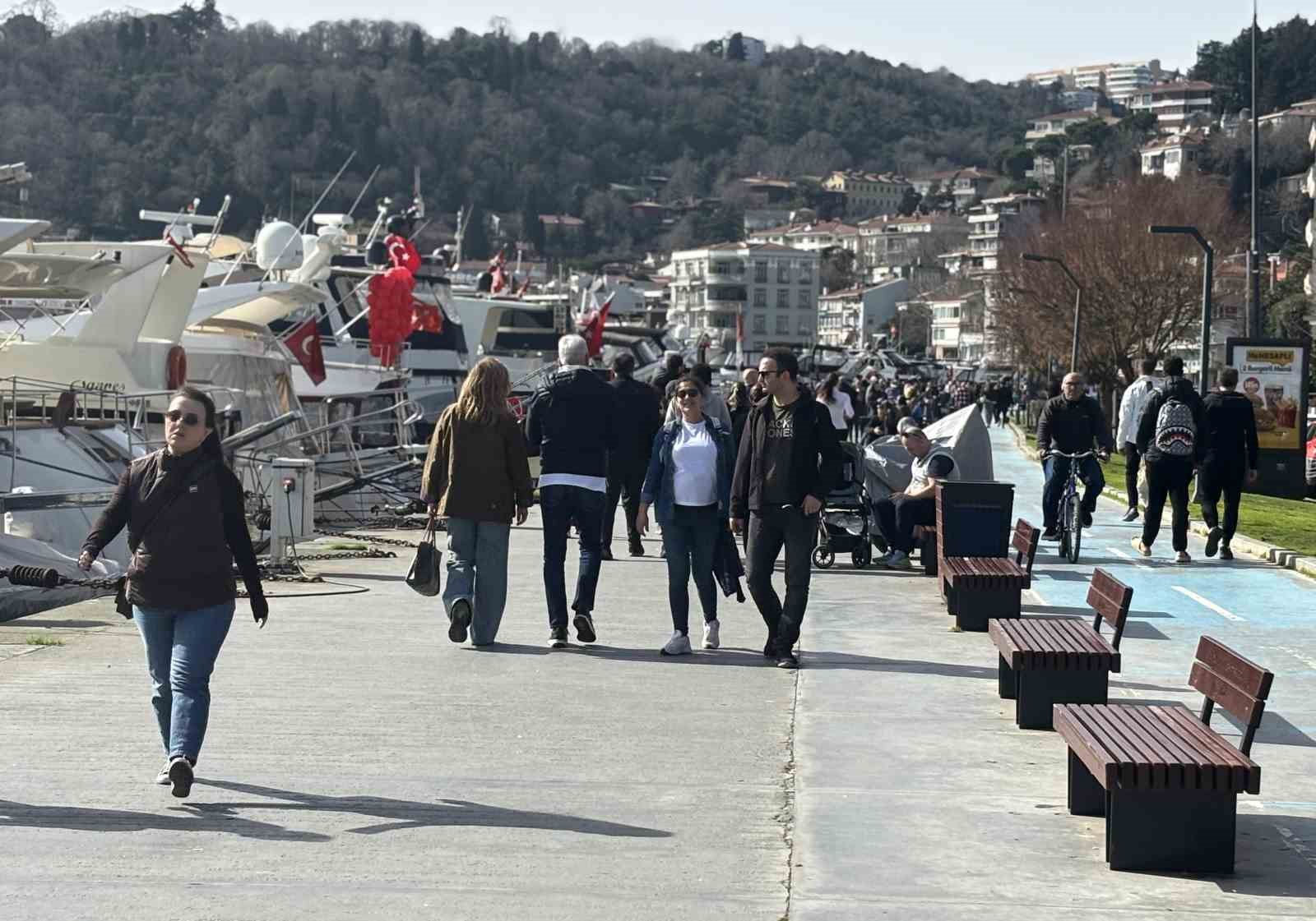 İstanbul’da güneşli havayı fırsat bilenler Bebek sahiline akın etti