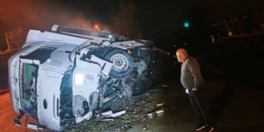 Bursa’da direksiyon hakimiyetini kaybeden tır kanala uçtu