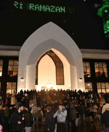 3 bin kişilik cami ilk teravihle hizmete girdi