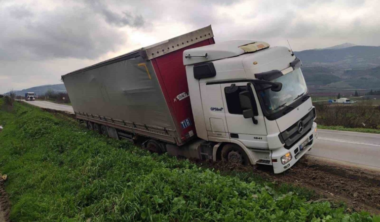 Bilecik’te direksiyon hakimiyetini kaybeden tır şarampole düştü