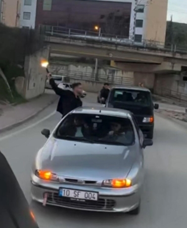 Bilecik’te bir konvoyda havaya ateş eden şahıs pes dedirtti