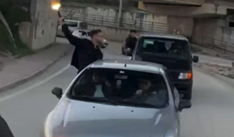 Bilecik’te bir konvoyda havaya ateş eden şahıs pes dedirtti