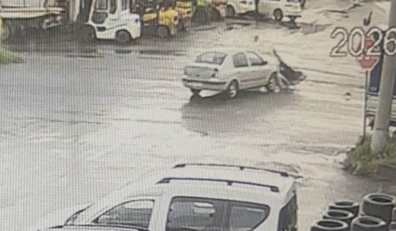 Çorlu’da otomobille çarpışan motosikletli yaralandı: Kaza anı kamerada