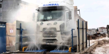 Metro şantiyesinden çıkan araçlar temizlendikten sonra trafiğe karışıyor