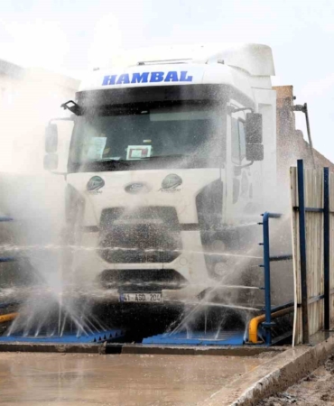 Metro şantiyesinden çıkan araçlar temizlendikten sonra trafiğe karışıyor