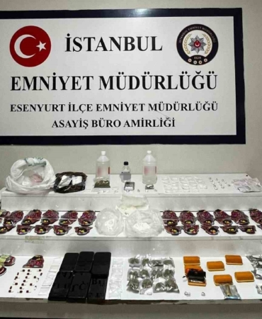 Uyuşturucuyu teybin arkasındaki düzenekte zulalamışlar