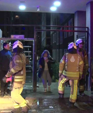 Esenyurt’ta apartmanda çıkan yangında 4 kişi dumandan etkilendi