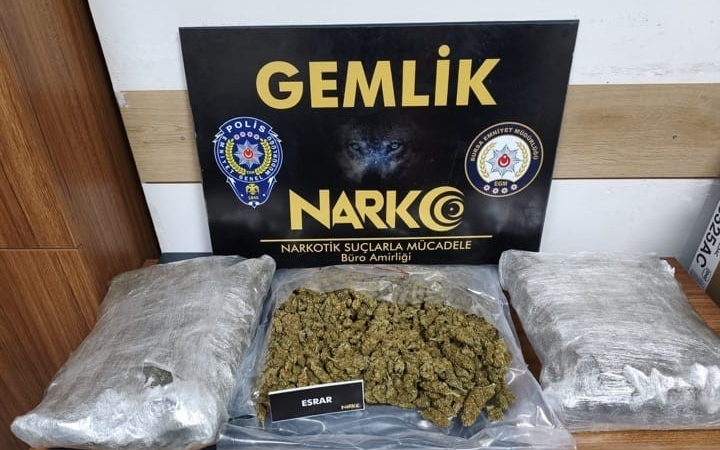 Bursa’da zehir tacirine büyük darbe: 3,7 kilo esrar ele geçirildi