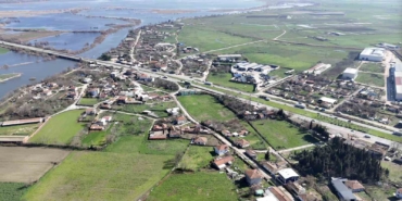 Bursa’da yağışlar göl seviyesini yükseltince evlerin bahçeleri sular altında kaldı