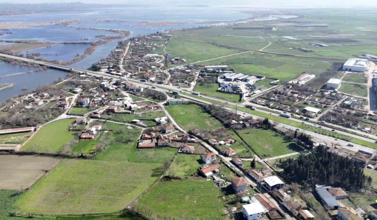 Bursa’da yağışlar göl seviyesini yükseltince evlerin bahçeleri sular altında kaldı