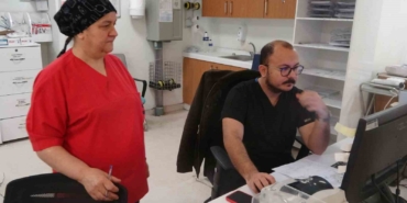 Sağlık çalışanı anne ve oğul birlikte hayat kurtarıyor