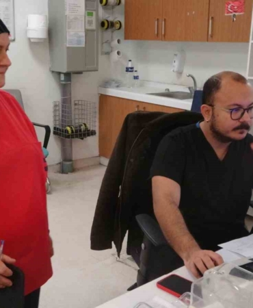 Sağlık çalışanı anne ve oğul birlikte hayat kurtarıyor