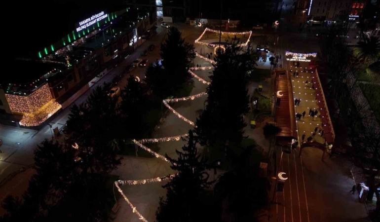 Çark Caddesi Ramazan ayına özel led ışıklarla süslendi