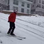 Bursa’da yağan karı fırsat bilen vatandaş şehir merkezinde kayak yaptı