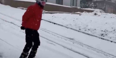 Bursa’da yağan karı fırsat bilen vatandaş şehir merkezinde kayak yaptı