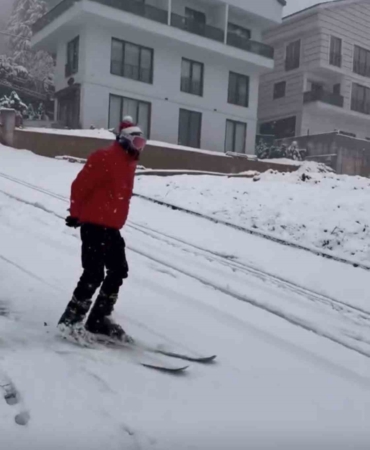 Bursa’da yağan karı fırsat bilen vatandaş şehir merkezinde kayak yaptı
