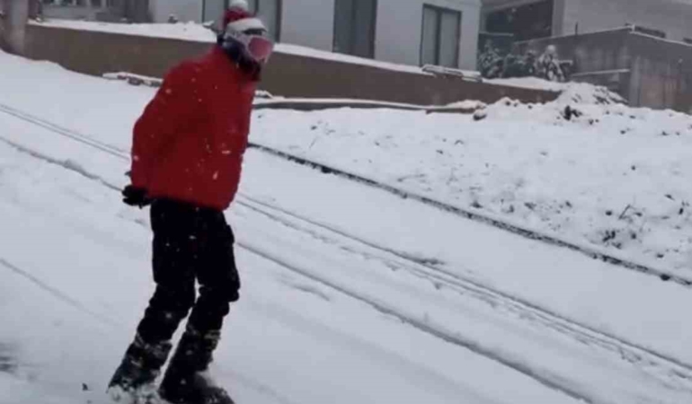 Bursa’da yağan karı fırsat bilen vatandaş şehir merkezinde kayak yaptı