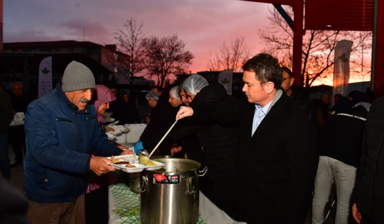 Başkan Erkan Aydın Panayır’da vatandaşlarla gönül sofrasında buluştu