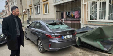 Çatı, lodosla birlikte otomobilin üzerine uçtu