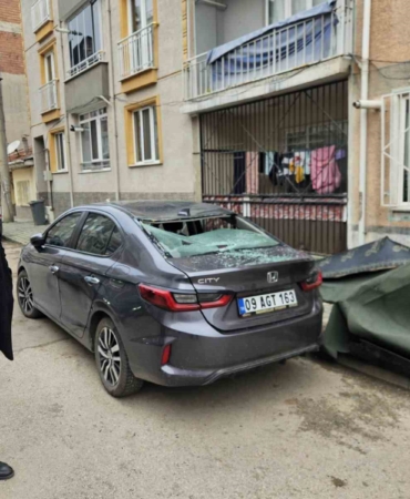 Çatı, lodosla birlikte otomobilin üzerine uçtu