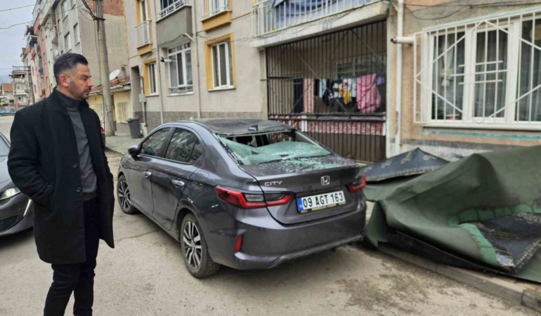 Çatı, lodosla birlikte otomobilin üzerine uçtu