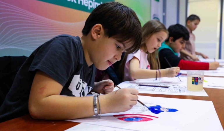Çocuklar bir günlüğüne ressam oldu