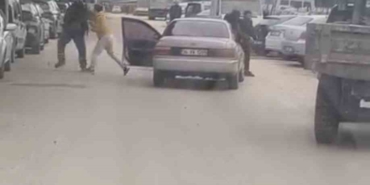 Yol ortasında yumruklu kavga kamerada