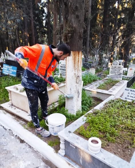 Edremit Belediyesi bayram öncesi mezarlıklarda bakım çalışmalarını sıkılaştırdı